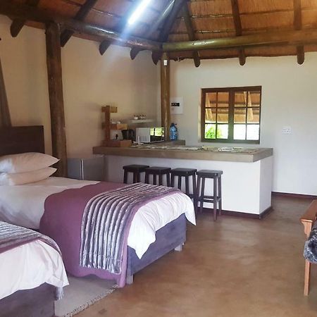 แอฟริกัน แฟลร์ คันทรี ลอดจ์ Bed & Breakfast Piet Retief ภายนอก รูปภาพ