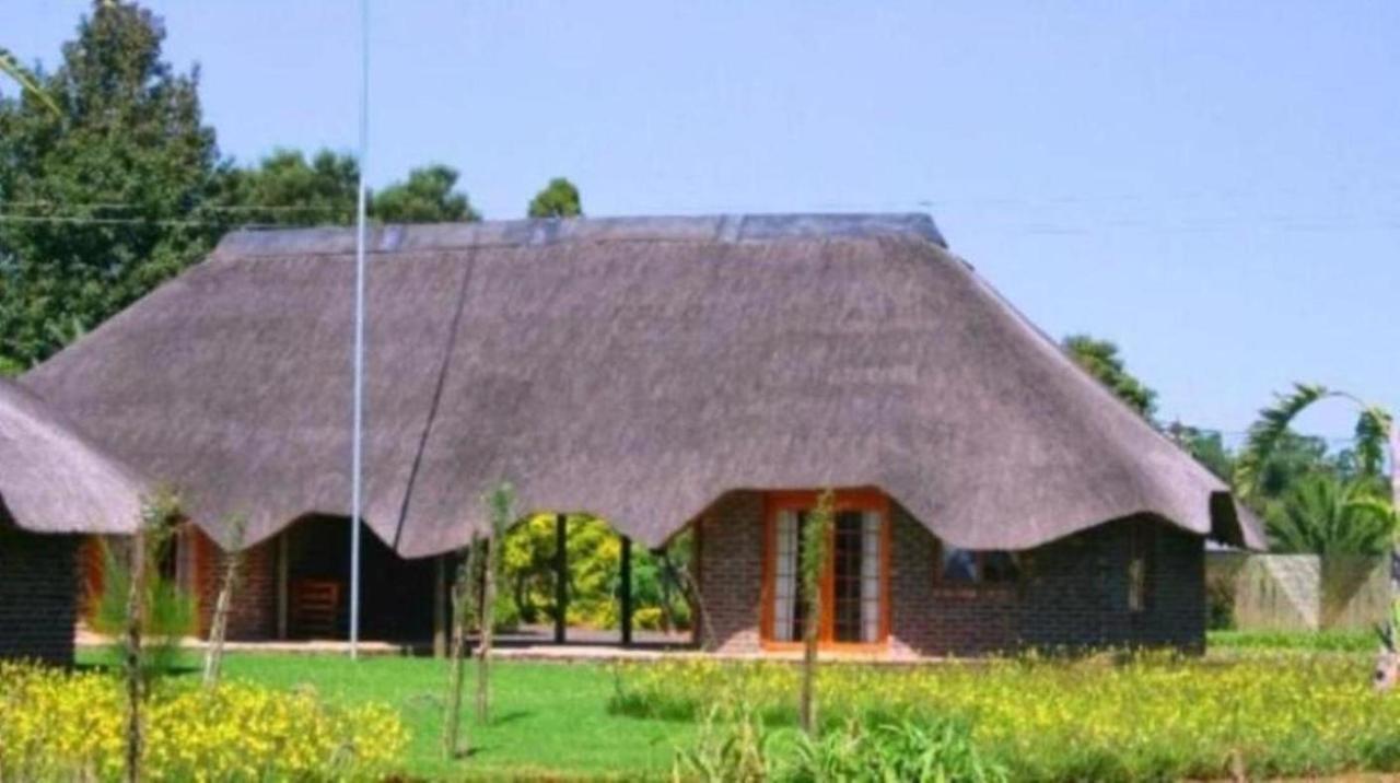 แอฟริกัน แฟลร์ คันทรี ลอดจ์ Bed & Breakfast Piet Retief ภายนอก รูปภาพ