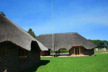 แอฟริกัน แฟลร์ คันทรี ลอดจ์ Bed & Breakfast Piet Retief ภายนอก รูปภาพ